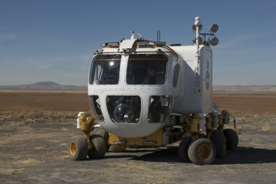 美国推出21世纪新型的配备封闭舱和床铺的月球车2